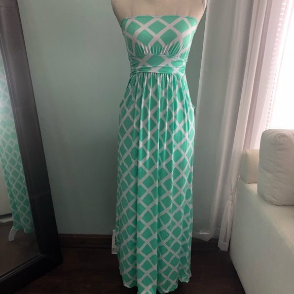 Dresses & Skirts - NWOT Mint & White Diamond Print Maxi Dress  • S •